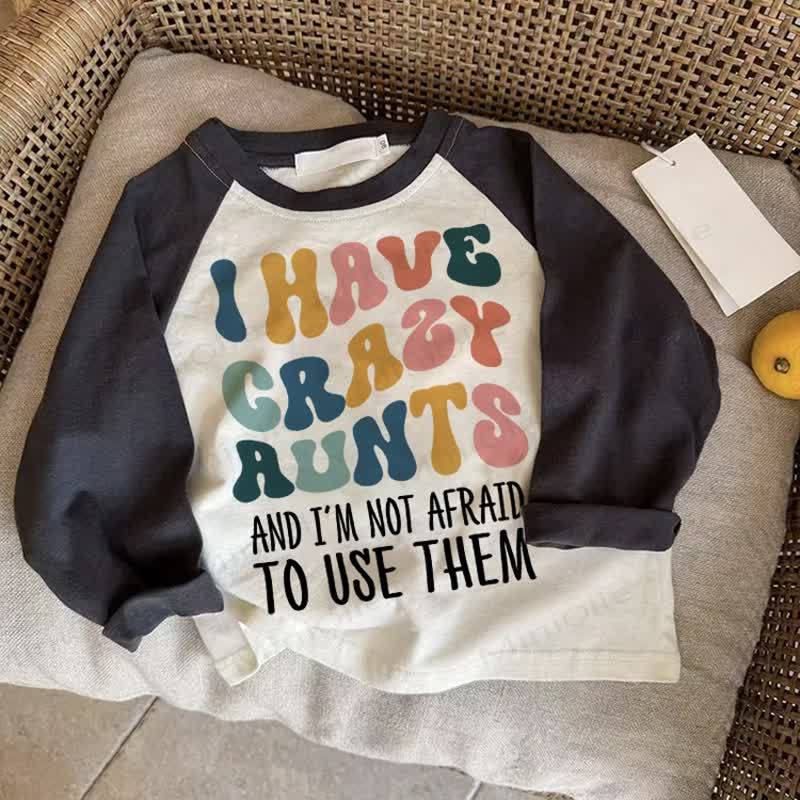 I HAVE CRAZY AUNTS AND I'M NOT AFRAID TO USE THEMベビーダークグレー ラグランTシャツ - ドラック・グレイ - 2～3歳 - image 1
