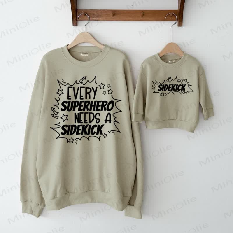 EVVERY SUPERHERO NEEDS A SIDEKICK/SIDEKICKベビーグレーグリーンファミリースウェットシャツ  - グレーグリーン - XL - image 1