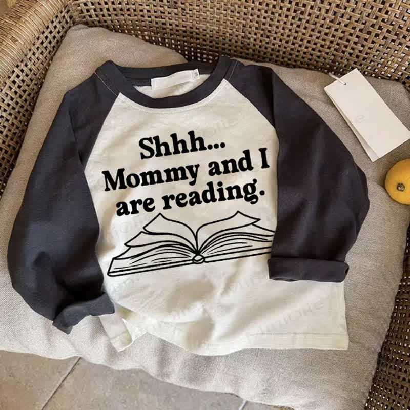 SHHH... MOMMY AND I ARE READINGベビー ダークグレー ラグランTシャツ - ドラック・グレイ - 2～3歳 - image 1