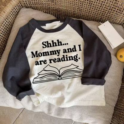 SHHH... MOMMY AND I ARE READINGベビー ダークグレー ラグランTシャツ - ドラック・グレイ - 2～3歳 - image 1