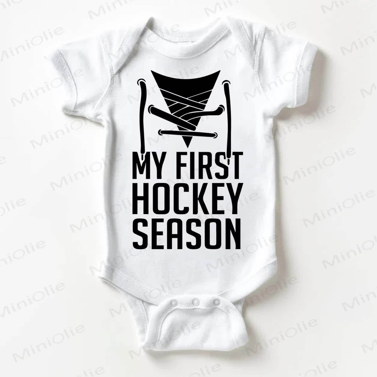 MY FIRST HOCKEY SEASONベビーホワイトボディスーツ - 白 - 18～24ヶ月 - image 1