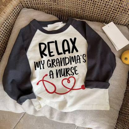 RELAX MY GRANDMA'S A NURSEベビーラブ ダークグレー ラグランTシャツ - ドラック・グレイ - 2～3歳 - image 1