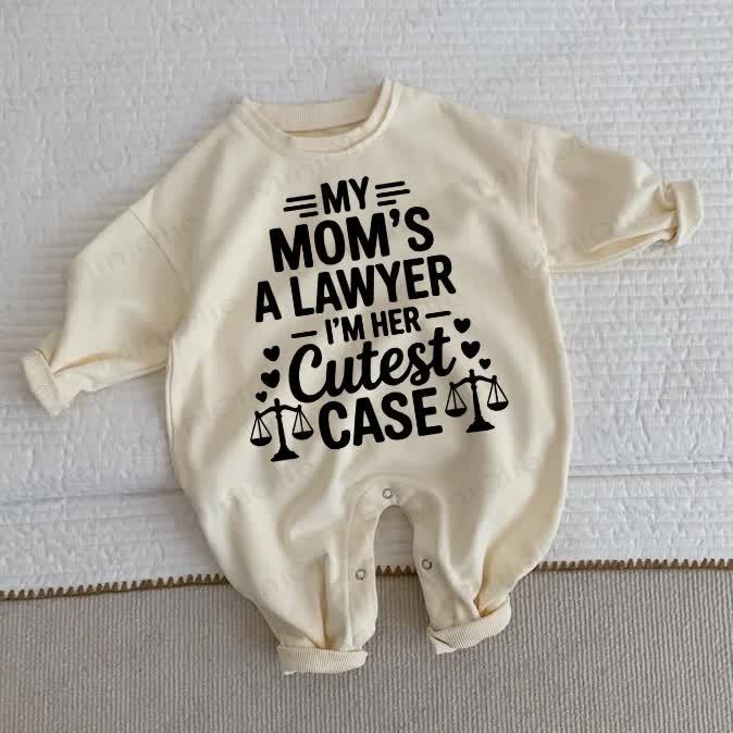 MY MOM'S A LAWYER I'M HER CUTEST CASE。ベビー幼児用ベージュロンパース - ベージュ - 2～3歳 - image 1