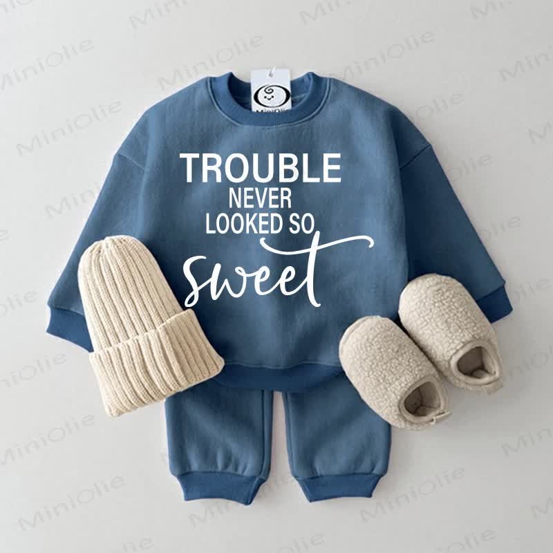TROUBLE NEVER LOOKED SO SWEET！ベビー2ピーススウェットスーツセット - 青 - 2～3歳 - image 1
