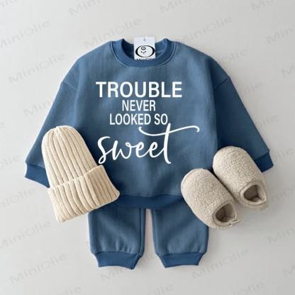 TROUBLE NEVER LOOKED SO SWEET！ベビー2ピーススウェットスーツセット - 青 - 2～3歳 - image 1