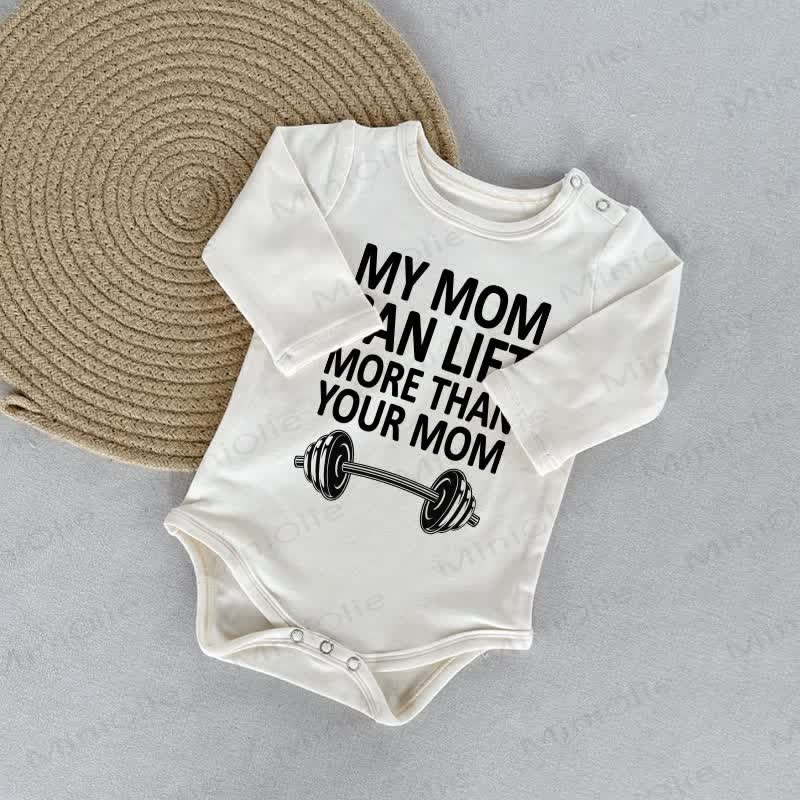 MY MOM CAN LIFT MORE THAN YOUR MOMベビーホワイトボディスーツ - 白 - 18～24ヶ月 - image 1