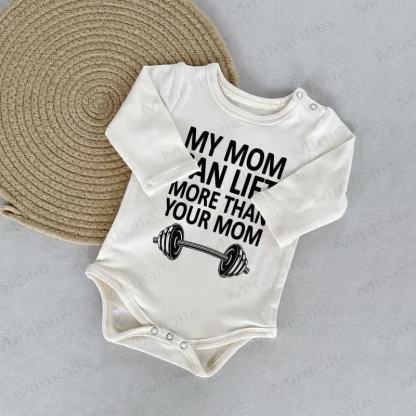 MY MOM CAN LIFT MORE THAN YOUR MOMベビーホワイトボディスーツ - 白 - 18～24ヶ月 - image 1
