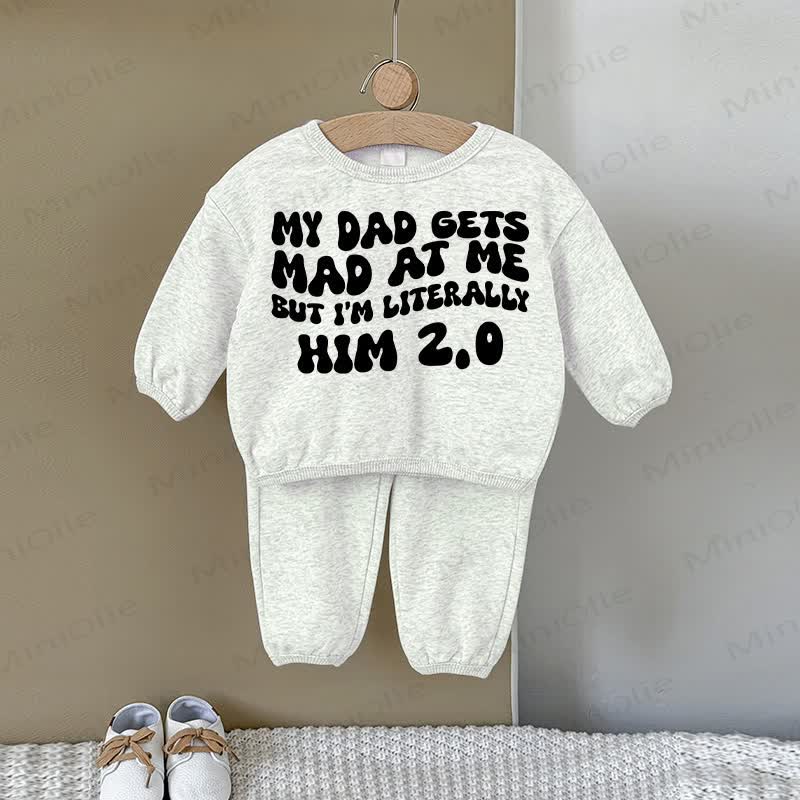 MY DAD GETS MAD AT ME BUT I'M LITERALLY HIM 2.0。ベビー用ツーピースグレースウェットシャツセット - グレー - 2～3歳 - image 1