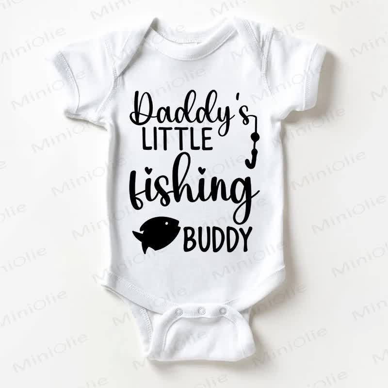 DADDY'S LITTLE FISHING BUDDY仲間 ベビーホワイトボディスーツ - 白 - 18～24ヶ月 - image 1