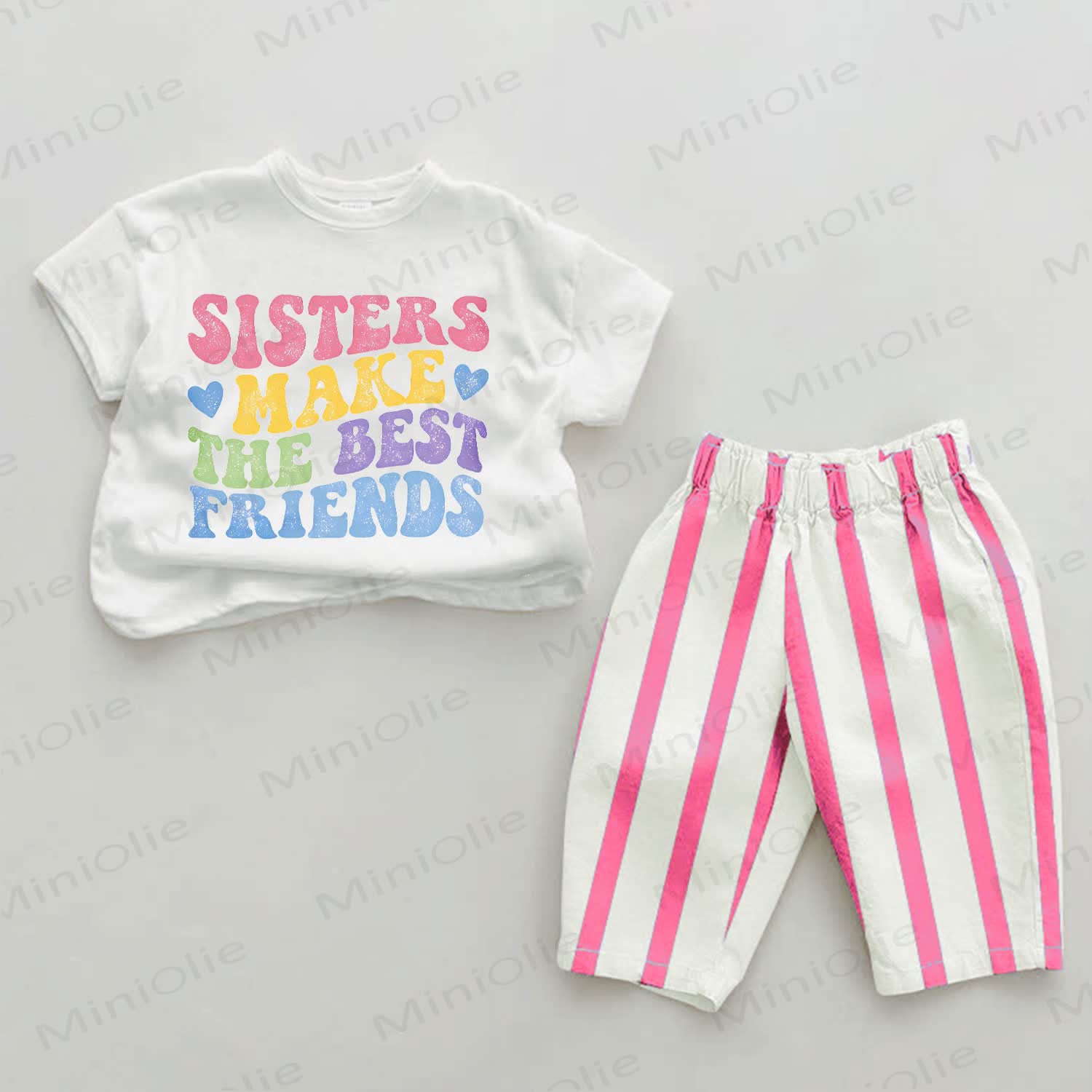 SISTERS MAKE BEST FRIENDSパステルカラーのバブルレターTシャツ ピンクストライプ 2ピースベビーセット - image 1