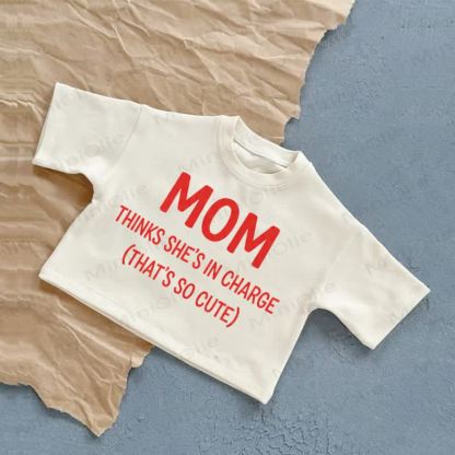 MOM THINKS SHE'S IN CHARGE（とっても可愛い！）ベビーサマーカジュアルTシャツ - 白 - 2～3歳 - image 1