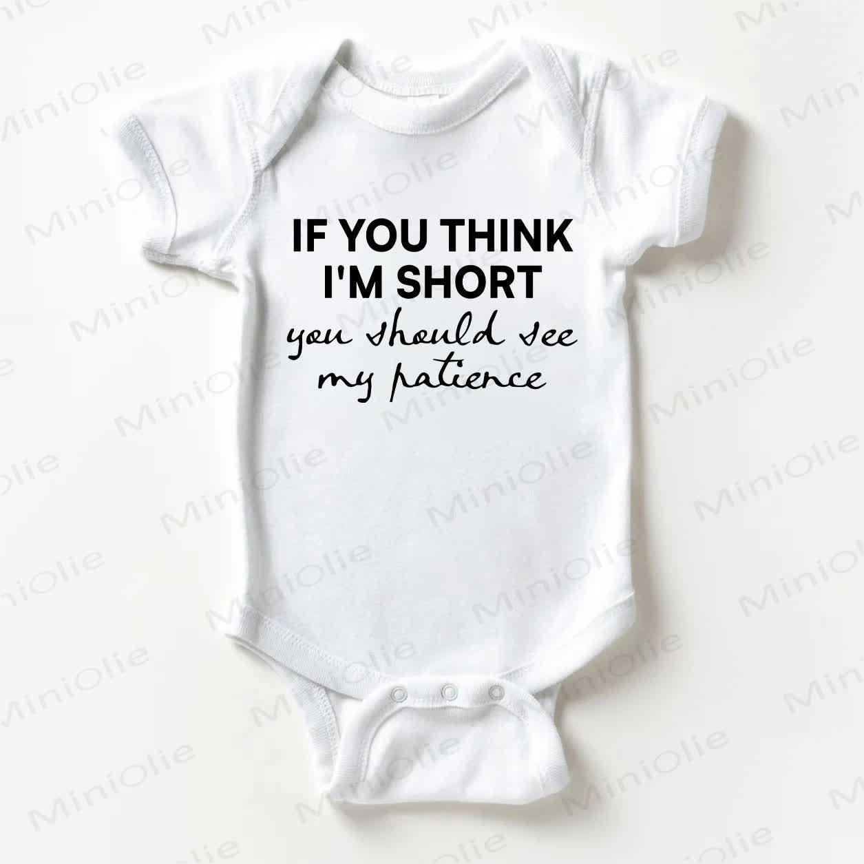 IF YOU THINK I'M SHORT YOU SHOULD SEE MY PATIENCE。ベビーホワイトボディスーツ - 白 - 18～24ヶ月 - image 1