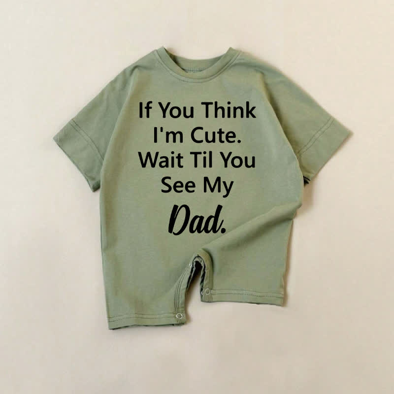 IF YOU THINK I'M CUTE. WAIT TIL YOU SEE MY DAD。ベビー用ダークグリーンロンパース - 緑 - 18～24ヶ月 - image 1