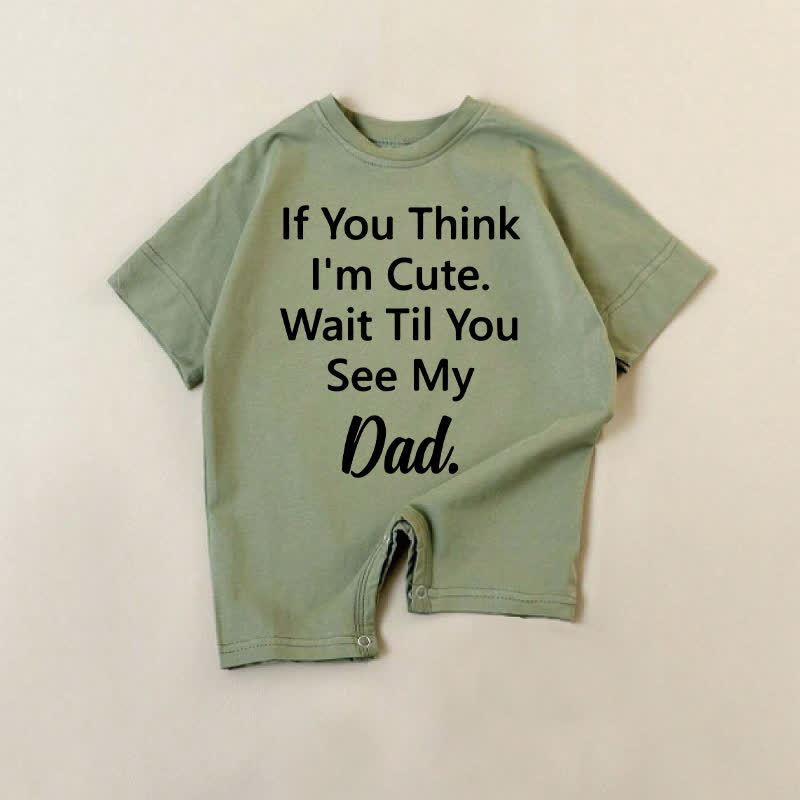 IF YOU THINK I'M CUTE. WAIT TIL YOU SEE MY DAD。ベビー用ダークグリーンロンパース - 緑 - 18～24ヶ月 - image 1