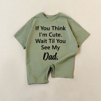 IF YOU THINK I'M CUTE. WAIT TIL YOU SEE MY DAD。ベビー用ダークグリーンロンパース - 緑 - 18～24ヶ月 - image 1
