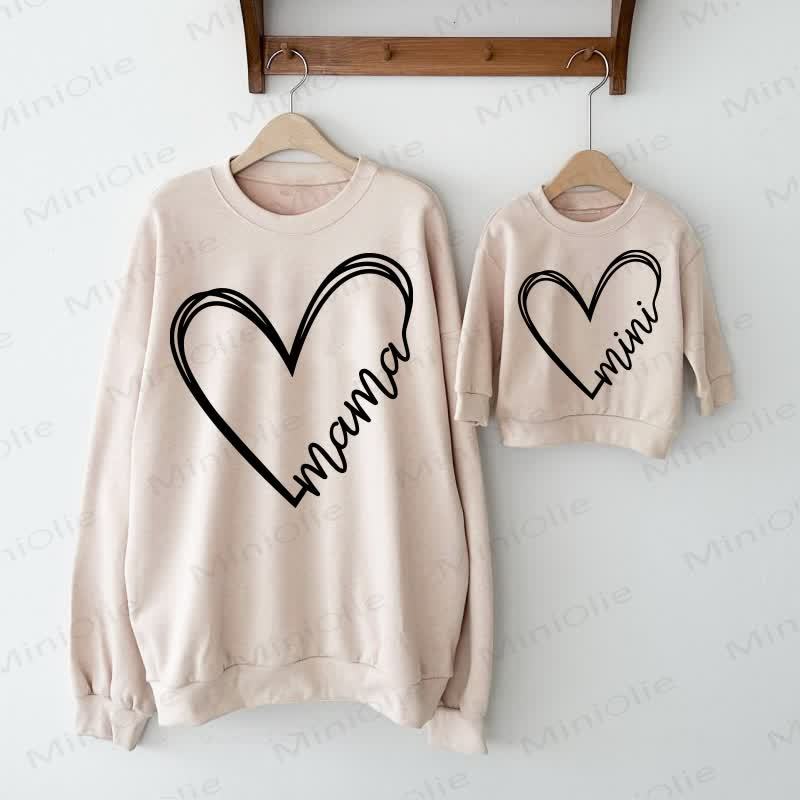 MAMA/MINIラブハート ベビー ベージュ ファミリー スウェットシャツ - ベージュ - 大人用スウェットシャツ：XL - image 1