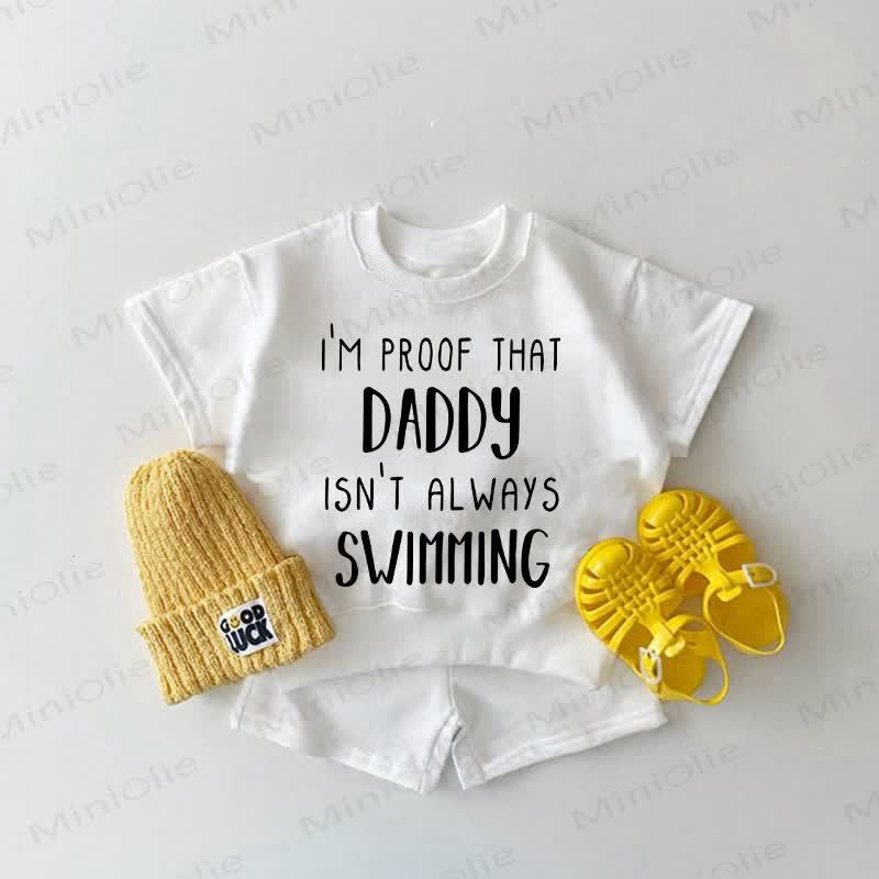 「I'M PROOF THAT DADDY ISN'T ALWAYS SWIMMINGスローガン入りツーピースホワイトセット - 白 - 2～3歳 - image 1