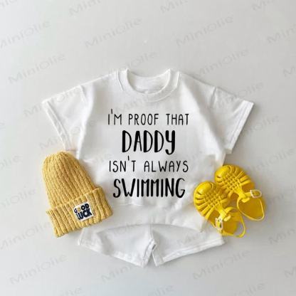 「I'M PROOF THAT DADDY ISN'T ALWAYS SWIMMINGスローガン入りツーピースホワイトセット - 白 - 2～3歳 - image 1