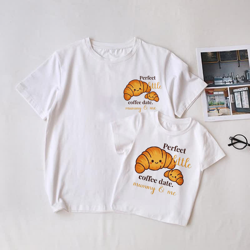 完璧なLITTLECOFFEEデート。ママと子供用のお揃いホワイトクロワッサンTシャツ - 白 - ベビーTシャツ: 3～5歳 - image 1