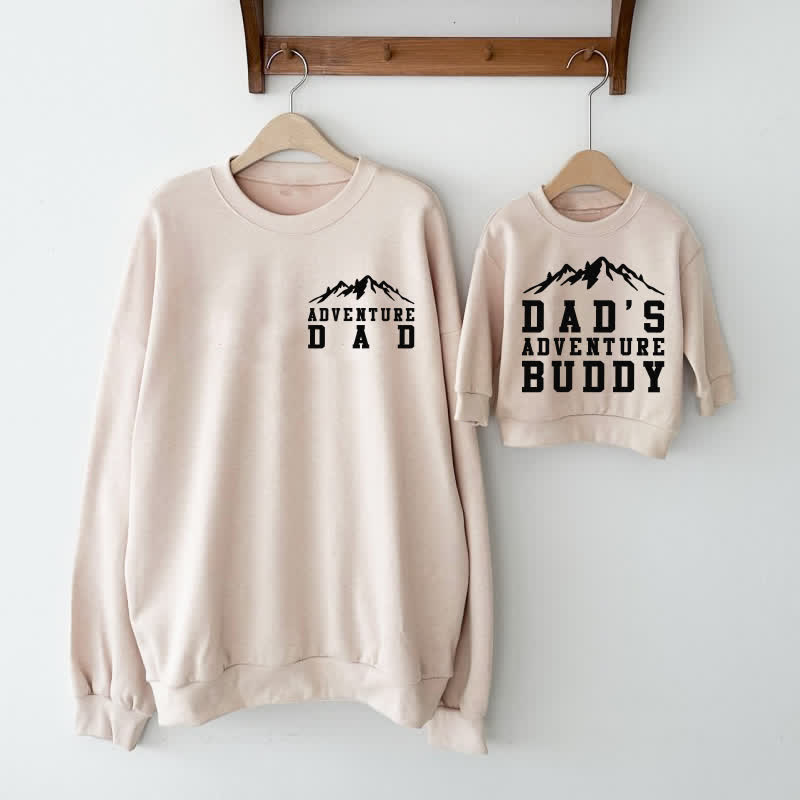 ADVENTURE DAD/DAD'S ADVENTURE BUDDYのスローガン入りファミリースウェットシャツ - image 1