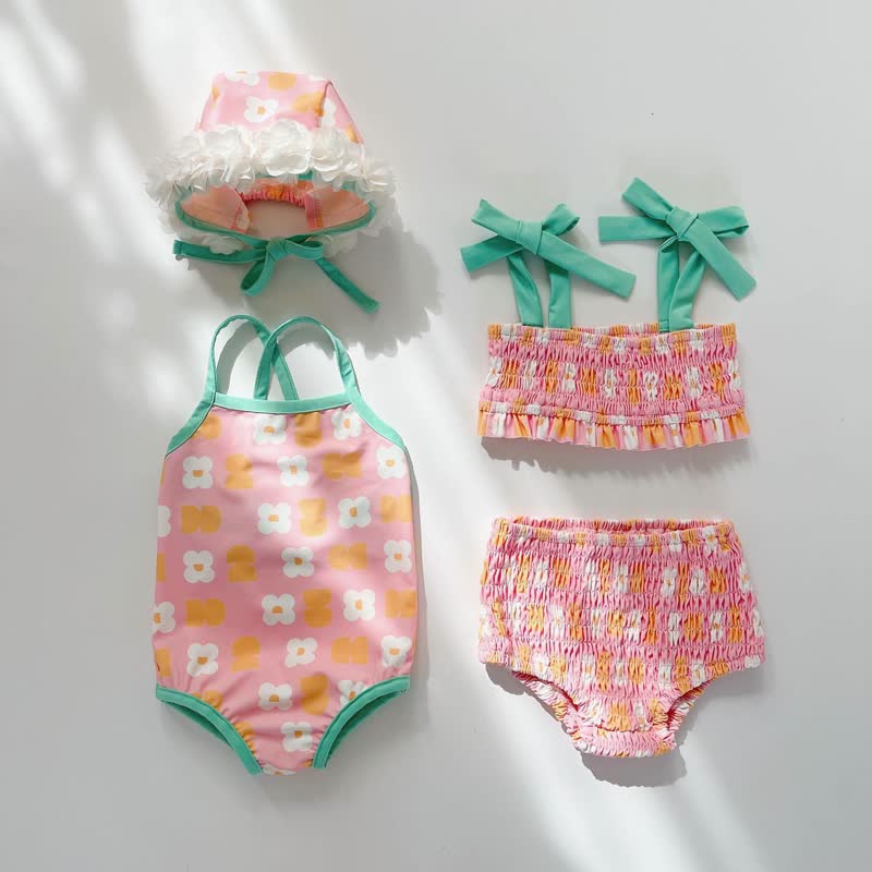 ベビーガールズ用花柄ワンピース水着またはスモックツーピース水着（スイムキャップ付き） - image 1
