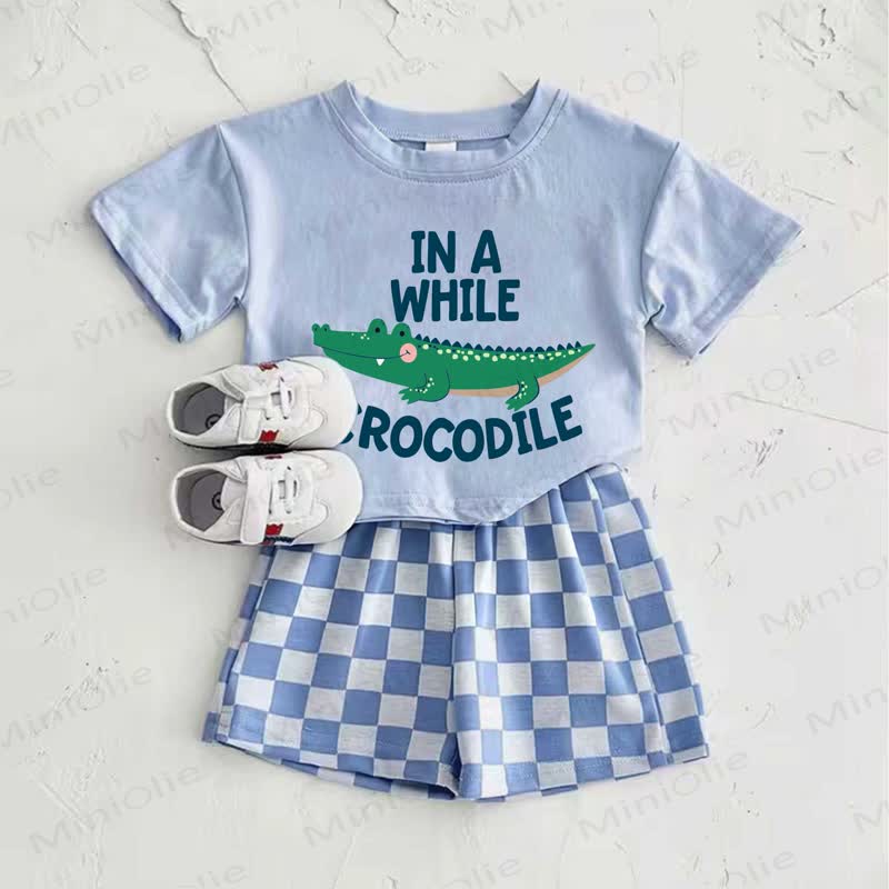 IN A WHILE CROCODILEベビーブルー ショベルカー柄Tシャツとチェック柄パンツのツーピースセット - 青 - 2～3歳 - image 1