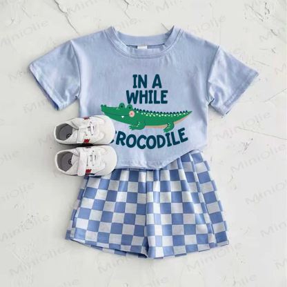 IN A WHILE CROCODILEベビーブルー ショベルカー柄Tシャツとチェック柄パンツのツーピースセット - 青 - 2～3歳 - image 1