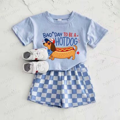 BAD DAY TO BE A HOT DOGベビーブルーのダックスフンド柄Tシャツとチェック柄パンツのツーピースセット - 青 - 2～3歳 - image 1