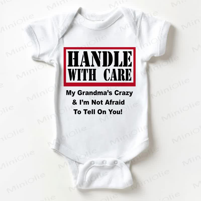 HANDLE WITH CARE MY GRANDMA'S CRAZY&I'M NOT AFRAID TO TELL ON YOU!ホワイトボディスーツ - 白 - 18～24ヶ月 - image 1