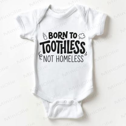 歯が生えてはいるが、TOOTHLESS NOT HOMELESSスローガン入りホワイトボディスーツ - 白 - 18～24ヶ月 - image 1