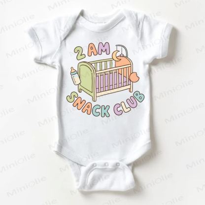 2 AM SNACK CLUBベビー用スローガン入りホワイトボディスーツ - 白 - 18～24ヶ月 - image 1