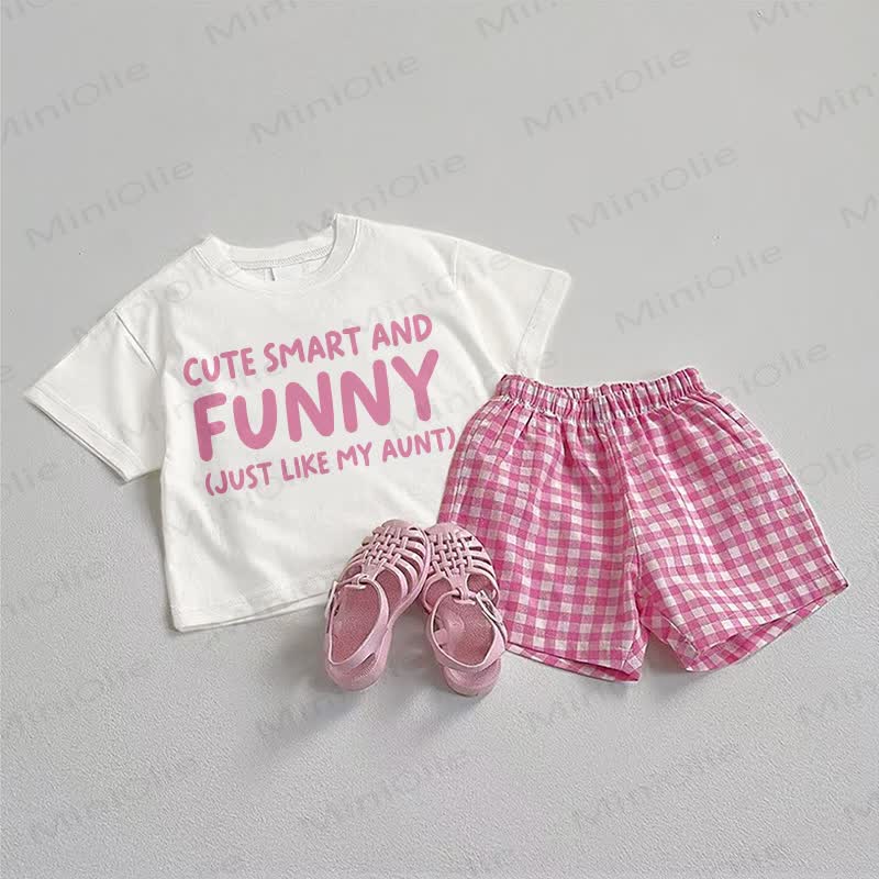 CUTE SMART AND FUNNY（まるでMYの叔母さんみたい）ベビー用スローガンTシャツとピンクのチェック柄ショートパンツのツーピースセット - ホワイト＆ピンク - 3～5歳 - image 1