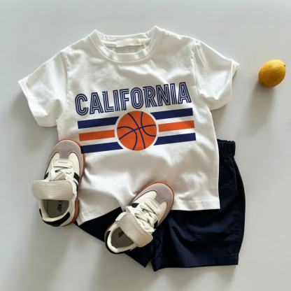 CALIFORNIA幼児用バスケットボールTシャツ（白）とショートパンツ（紺）の2点セット - ホワイト＆ネイビー - 3～5歳 - image 1