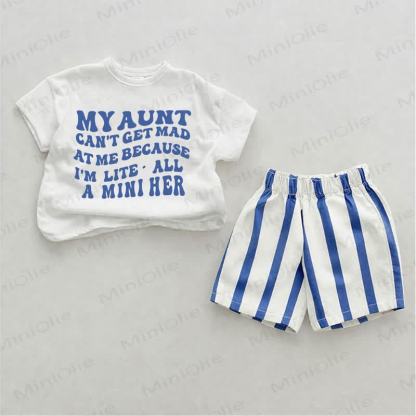 MY AUNT CAN'T GET MAD AT ME BECAUSE I'M LITE ALL A MINI HER。ベビーブルーの縦縞模様のツーピースショーツセット - ホワイト＆ブルー - 2～3歳 - image 1