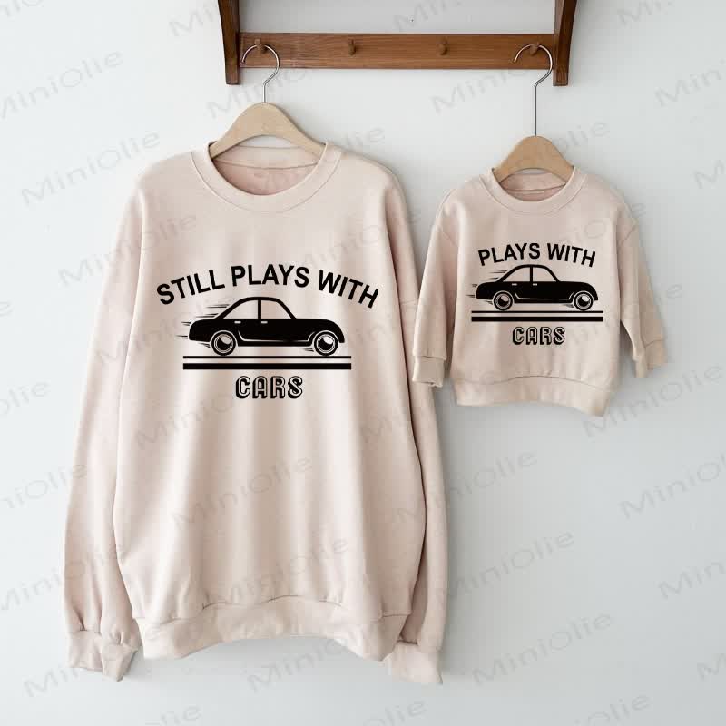STILL PLAYS WITH CARS/PLAYS WITH CARSベージュファミリースウェットシャツ - ベージュ - 大人用スウェットシャツ：XL - image 1