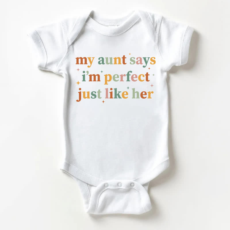 MY AUNT SAYS I'M PERFECT JUST LIKE HER　ベビーホワイトボディスーツ - 白 - 18～24ヶ月 - image 1