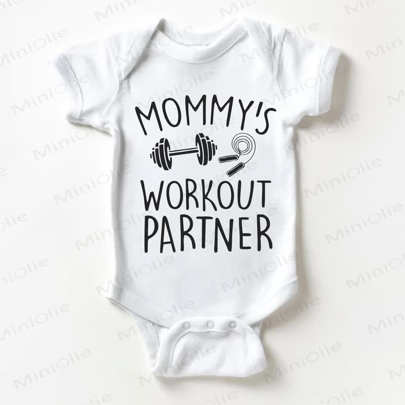 MOMMY'S WORKOUT PARTNER BABY用ホワイトボディスーツ - 白 - 18～24ヶ月 - image 1
