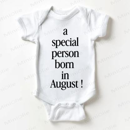 A SPECIAL PERSON BORN IN AUGUST!ベビー用ホワイトボディスーツ - 白 - 18～24ヶ月 - image 1