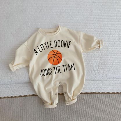 A LITTLE ROOKIE JOINS THE TEAM幼児用バスケットボール柄ベージュロンパース - ベージュ - 2～3歳 - image 1