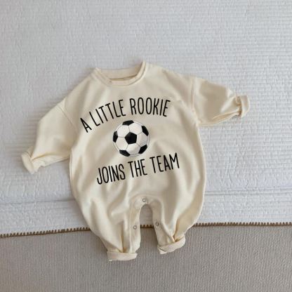 A LITTLE ROOKIE JOINS THE TEAM幼児用フットボール柄ベージュロンパース - ベージュ - 2～3歳 - image 1