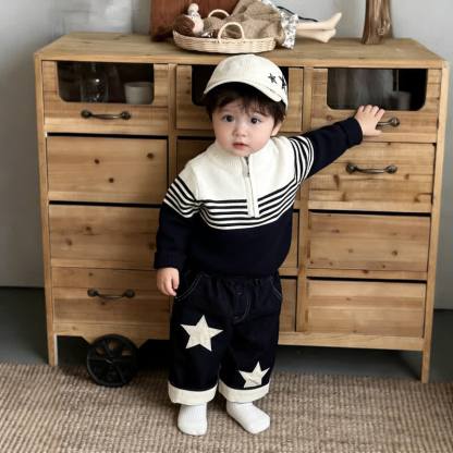 ベビー・幼児用カラーブロックハーフジップセーターまたはデニムパンツ - image 1