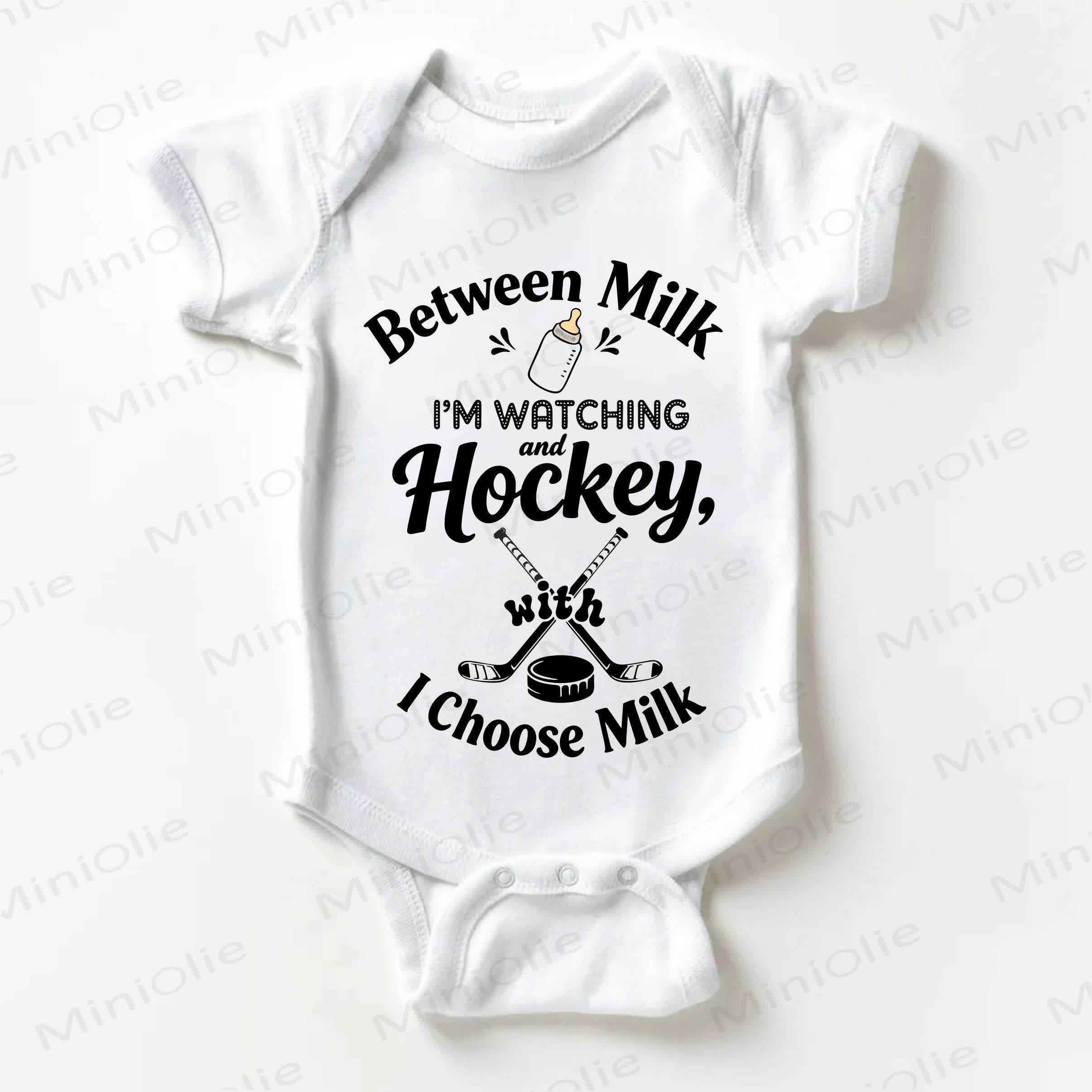 BETWEEN MILK I'M WATCHING AND HOCKEY, WITH I CHOOSE MILK。ベビーホワイトボディスーツ - 白 - 18～24ヶ月 - image 1