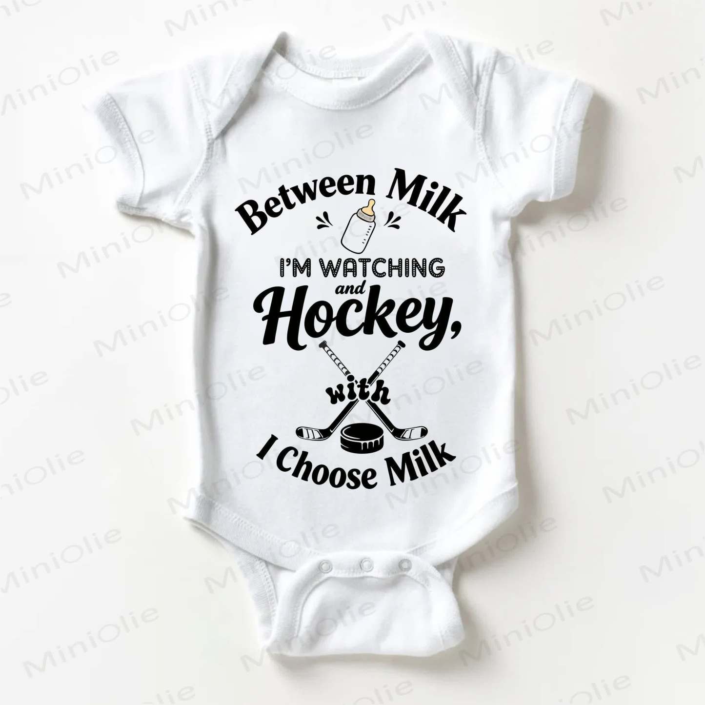 BETWEEN MILK I'M WATCHING AND HOCKEY, WITH I CHOOSE MILK。ベビーホワイトボディスーツ - 白 - 18～24ヶ月 - image 1