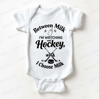 BETWEEN MILK I'M WATCHING AND HOCKEY, WITH I CHOOSE MILK。ベビーホワイトボディスーツ - 白 - 18～24ヶ月 - image 1