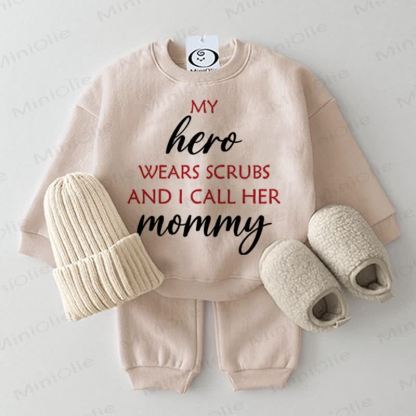 MY HERO WEARS SCRUBS AND I CALL HER MOMMYベビー用ベージュツーピースセット - ベージュ - 2～3歳 - image 1