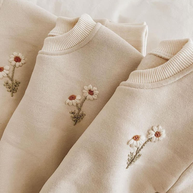 ベビー・幼児用 デイジー刺繍入りフリーススウェットシャツ＆ジョガーパンツ 2点セット - image 7