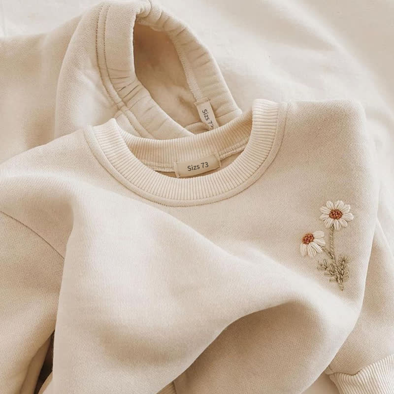 ベビー・幼児用 デイジー刺繍入りフリーススウェットシャツ＆ジョガーパンツ 2点セット - image 5