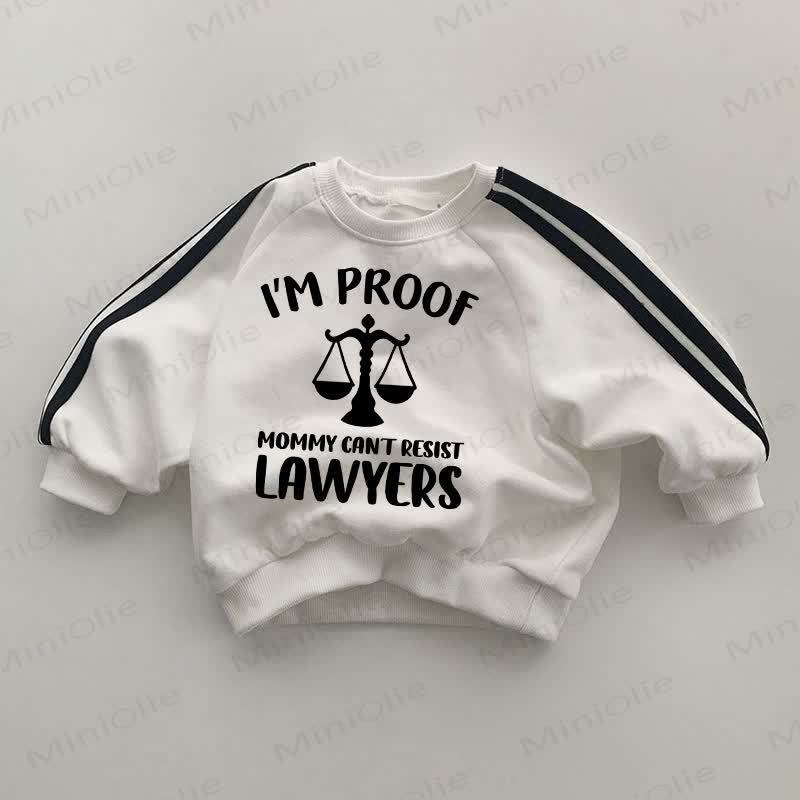 I'M PROOF MOMMY CANT RESIST LAWYERSベビー用黒ストライプ袖白スウェットシャツ - 白 - 2～3歳 - image 1
