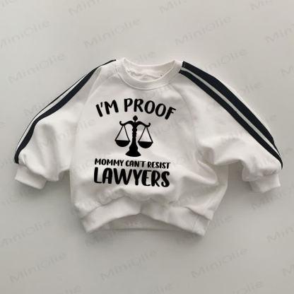 I'M PROOF MOMMY CANT RESIST LAWYERSベビー用黒ストライプ袖白スウェットシャツ - 白 - 2～3歳 - image 1