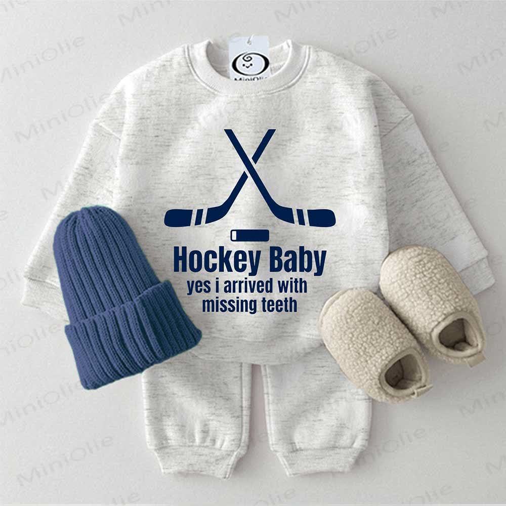 HOCKEY BABY YES I ARRIVED WITH MISSING TEETH！ベビーライトグレースウェットシャツ2点セット - ライトグレー - 2～3歳 - image 1